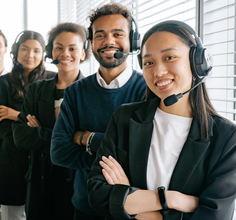 Atendentes de call center trabalhando com headsets