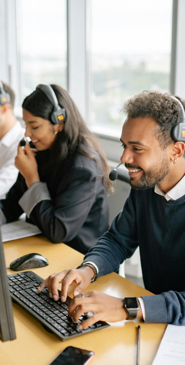Mulher sorrindo com headset em um escritório moderno, representando atendimento dedicado